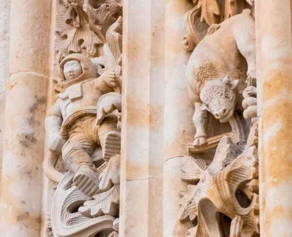 Figura de astronauta en Puerta de Ramos de Catedral de Salamanca