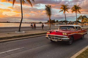 Coche clásico en Cienfuegos en Cuba