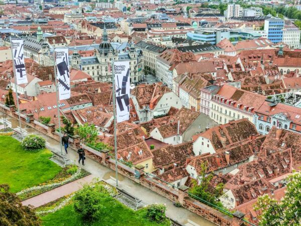 Vistas panorámicas de Graz desde la Colina de Schlossberg