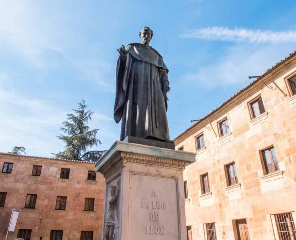 Estatua de Fray Luis de León en Universidad de Salamanca