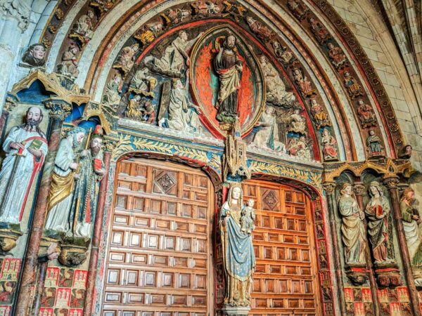 Portada policromada de la Virgen del Dado en Catedral de Toledo