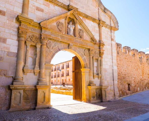 Puerta monumental del monasterio Santa María de Huerta en provincia de Soria