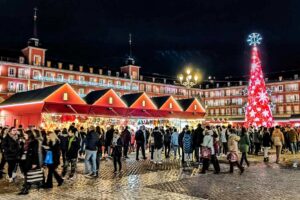 Mercadillo de Navidad en la plaza Mayor en Madrid