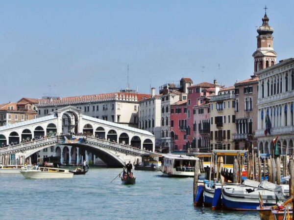 Puente de Rialto en Gran Canal de Venecia
