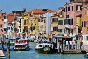 Canal por el gueto judío de Venecia