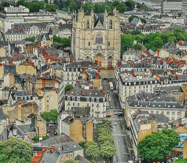 Vistas de la catedral de Nantes desde la Torre de Bretaña