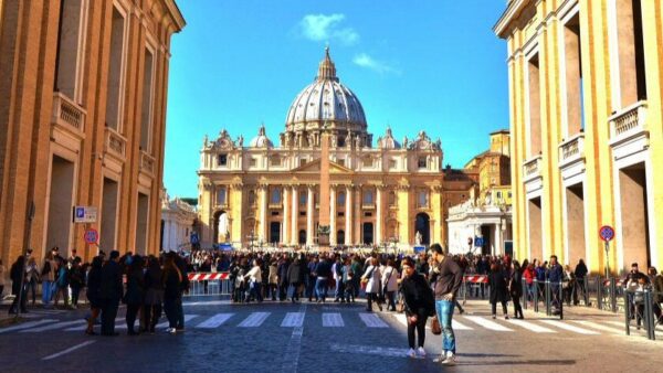 Plaza de San Pedro en El Vaticano en Roma