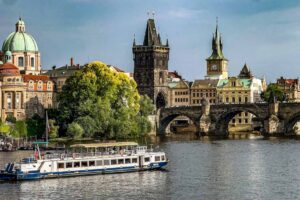 30 imprescindibles en Praga: qué ver y hacer en 2 ó 3 días Puente de Carlos sobre el río Moldava en Praga