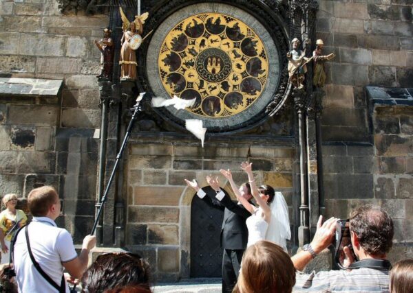 Celebración de boda frente al Reloj Astronómico de Praga