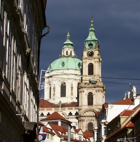 Torre y cúpula de la iglesia de San Nicolas de Mala Strana en Praga