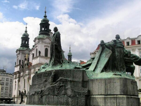 Monumento a Jan Hus en la plaza de la Ciudad Vieja de Praga