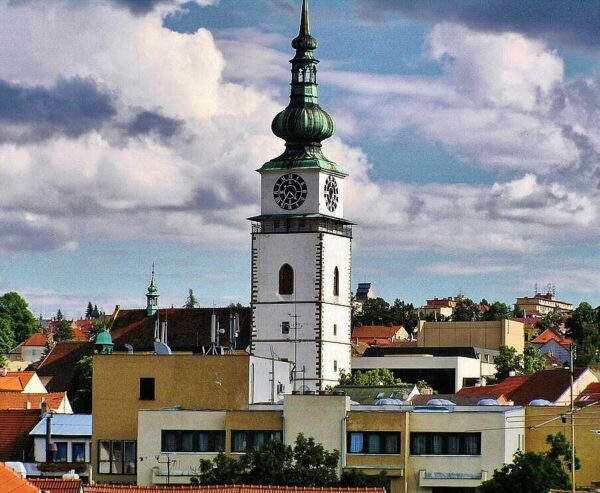 Torre de la iglesia de San Martín en Trebic en República Checa