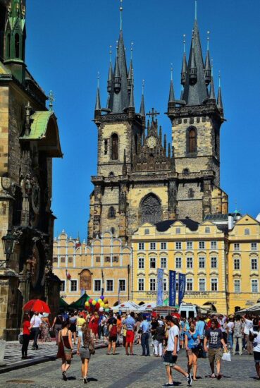 Torres góticas del Templo de Tyn en la plaza de la Ciudad Vieja de Praga