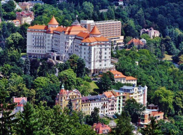 Vistas del hotel Imperial de Karlovy Vary desde el mirador de Diana