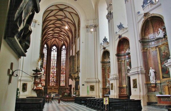 Nave barroca de la catedral de San Pedro y San Pablo en Brno