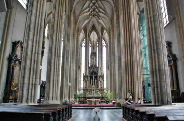Nave central de la iglesia gótica de Santiago en Brno