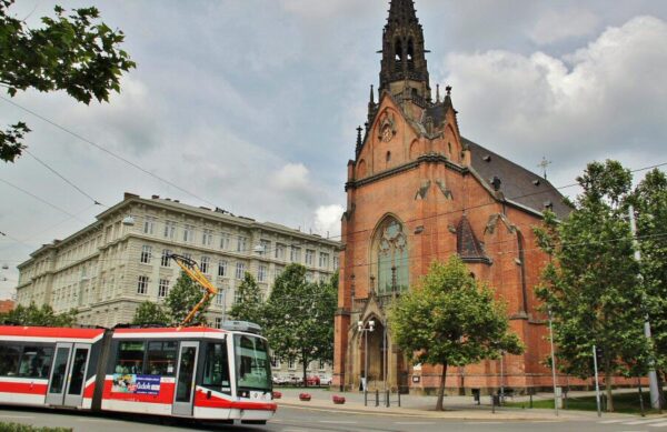 Iglesia roja en la calle Jostova en Brno