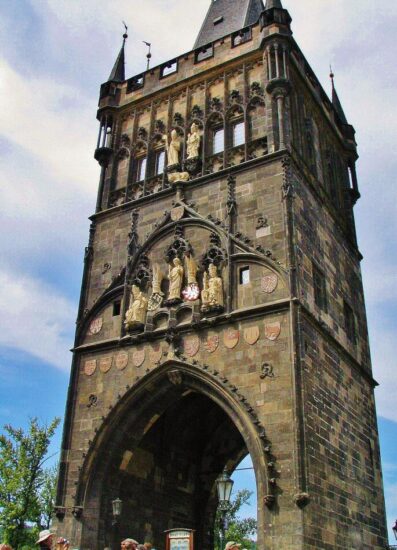 Torre de la Ciudad Vieja en el puente de Carlos en Praga