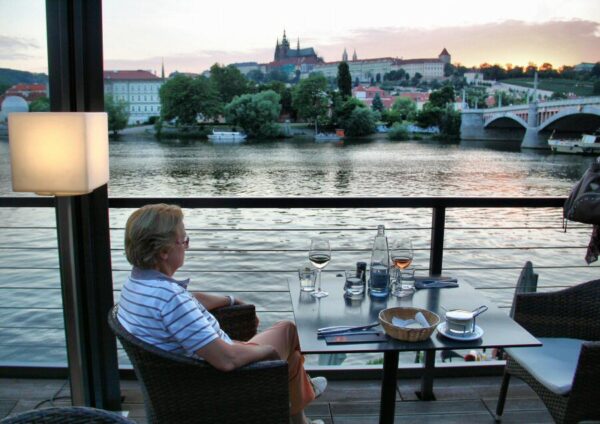 Restaurante Grosseto Marina junto al río Moldava en Praga
