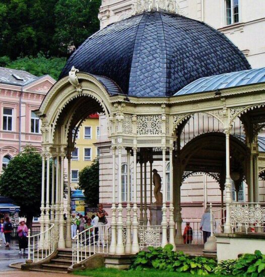 Columnata del Parque en Karlovy Vary en República Checa
