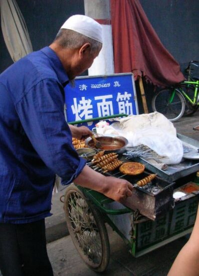 Puesto callejero de comida en el Barrio Musulmán de Xian