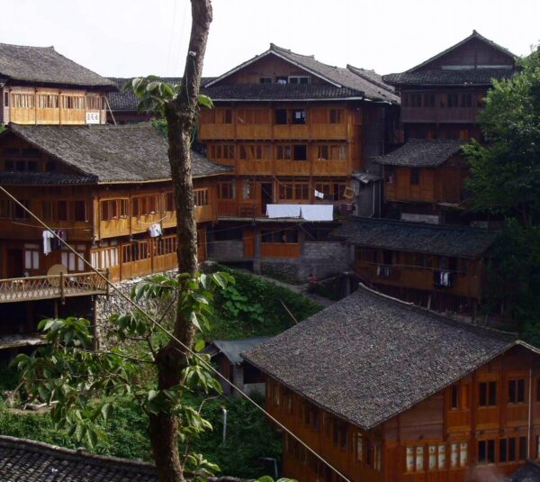 Características casas de madera de los pueblos de la minoría Yao en Longji 
