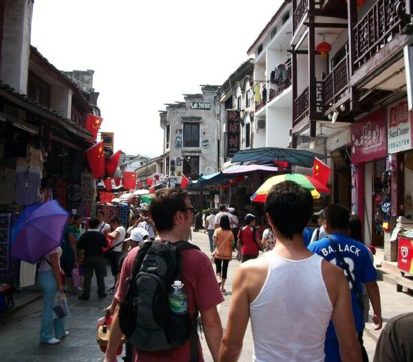 Turística calle West Street en la ciudad de Yangshou