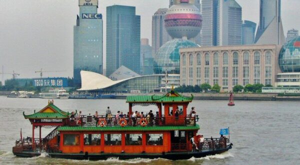 Barco tradicional frente al moderno barrio de Pudong en Shanghai