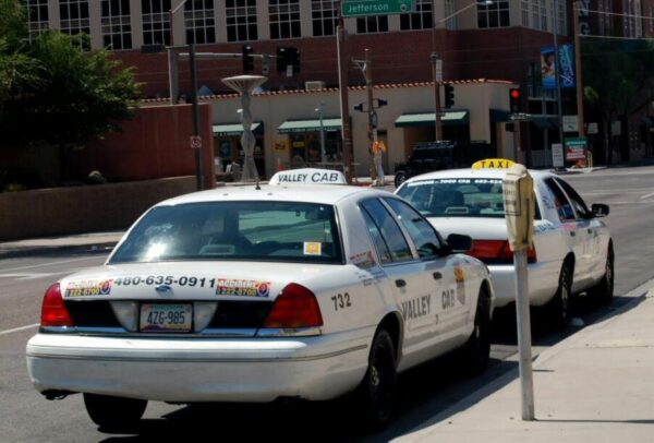 Taxis en las grandes avenidas en Phoenix en Arizona