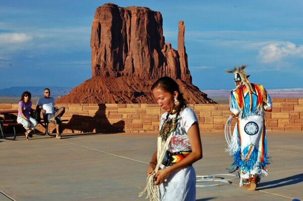Indios navajos en Monument Valley