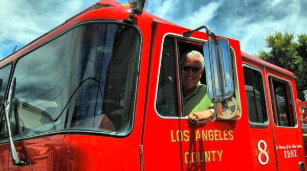 Miquel en un camión de bomberos en Malibú