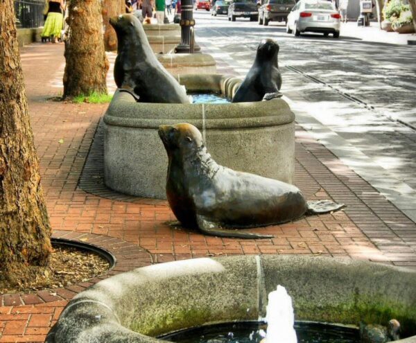 Esculturas de focas en el centro de Portland en Oregon