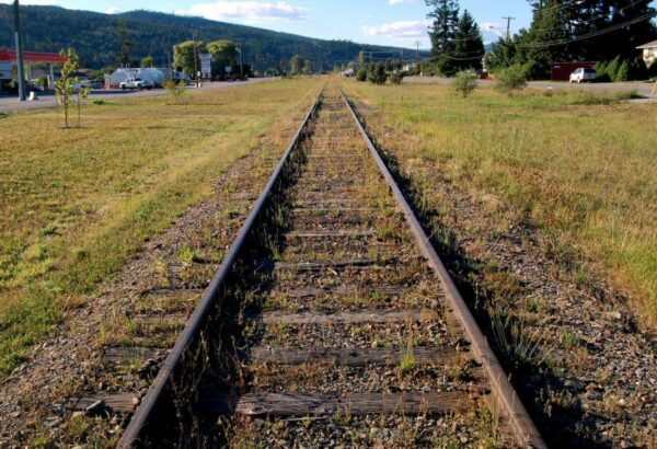 Vía de tren abandonada en Enderby al oeste de Canadá