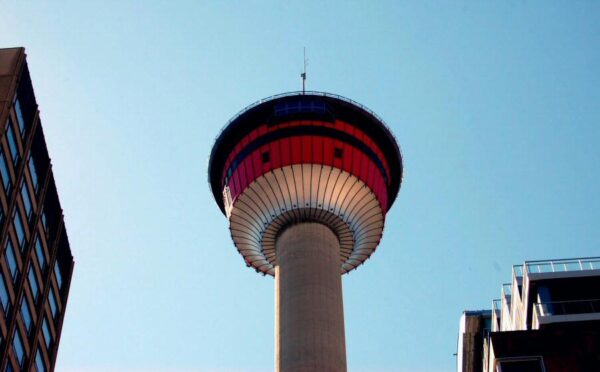 Torre de comunicaciones en el centro downtown de Calgary en Canadá