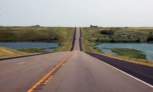 Paisaje de largas rectas en la ruta por Dakota del Norte