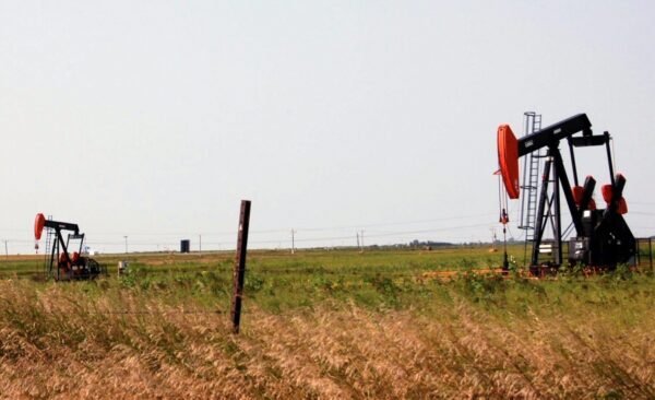 Bombas extractoras de petróleo cerca de Jamestown en Dakota del Norte