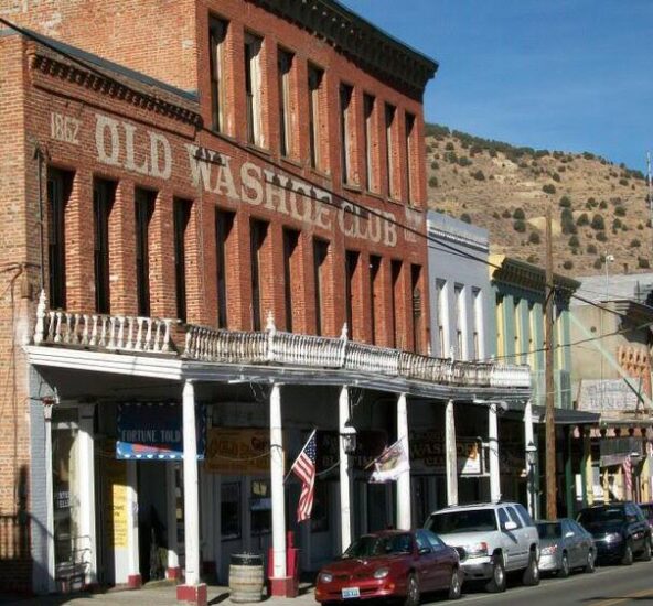 Edificio histórico en en el pueblo minero Virginia City de Nevada
