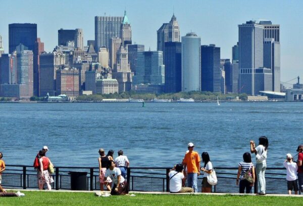 Vistas panorámicas de Manhattan desde la Isla de la Libertad en Nueva York