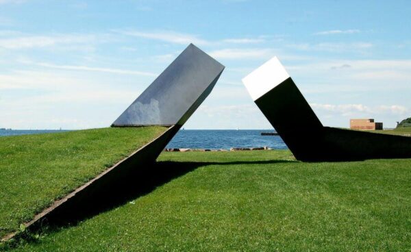 Escultura moderna en el parque junto al lago Ontario en Kingston en Canadá