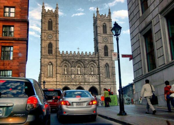 Catedral en la ciudad vieja de Montreal en Canadá