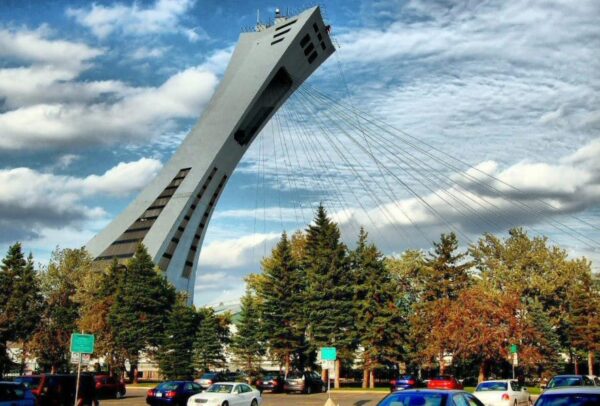 Torre inclinada del Estadio Olímpico de Montreal en Canadá