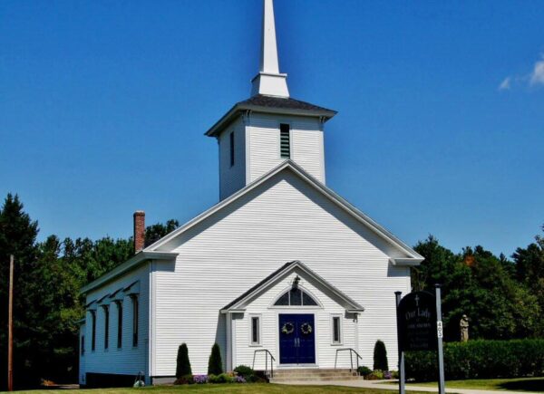 Iglesia de madera en la región de Nueva Inglaterra en Estados Unidos