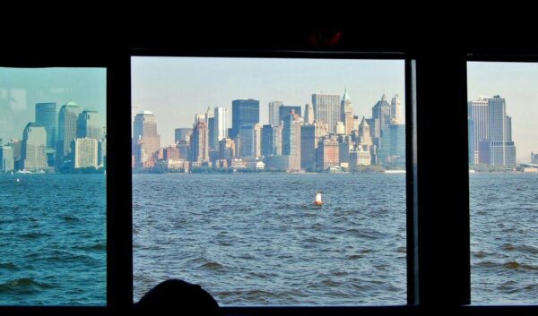 Vistas de Manhattan desde el ferry en Nueva York
