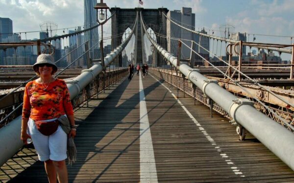 Cruzando el puente de Brooklyn en Nueva York