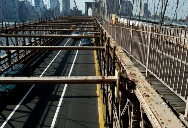 Nivel de vehículos en el puente de Brooklyn en Nueva York