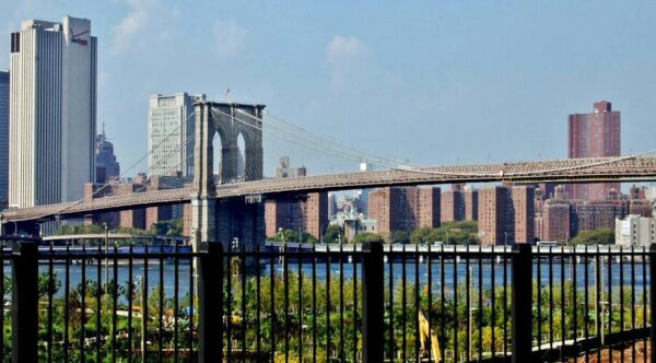 Puente de Brooklyn desde Brooklyn en Nueva York