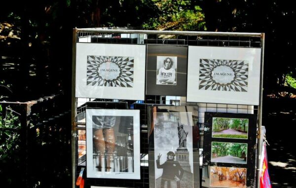 Souvenirs junto al memorial de John Lennon en Central Park