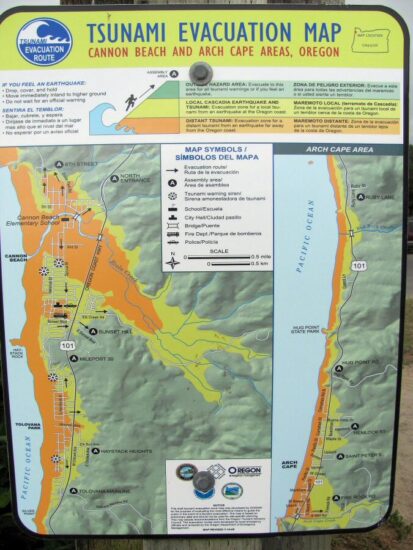 Aviso de tsunamis en la playa de Cannon Beach en Oregon