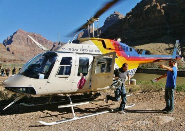 Helicóptero en el Gran Cañón del Colorado