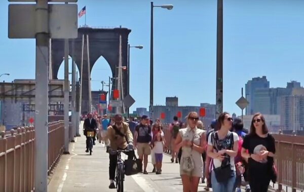 Caminando por el puente de Brooklyn en Nueva York